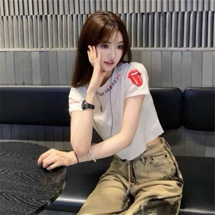 1:1 quality version Tongue Logo & Gothic Letter Neck Print White Cropped T-Shirt 2 colors 29096853