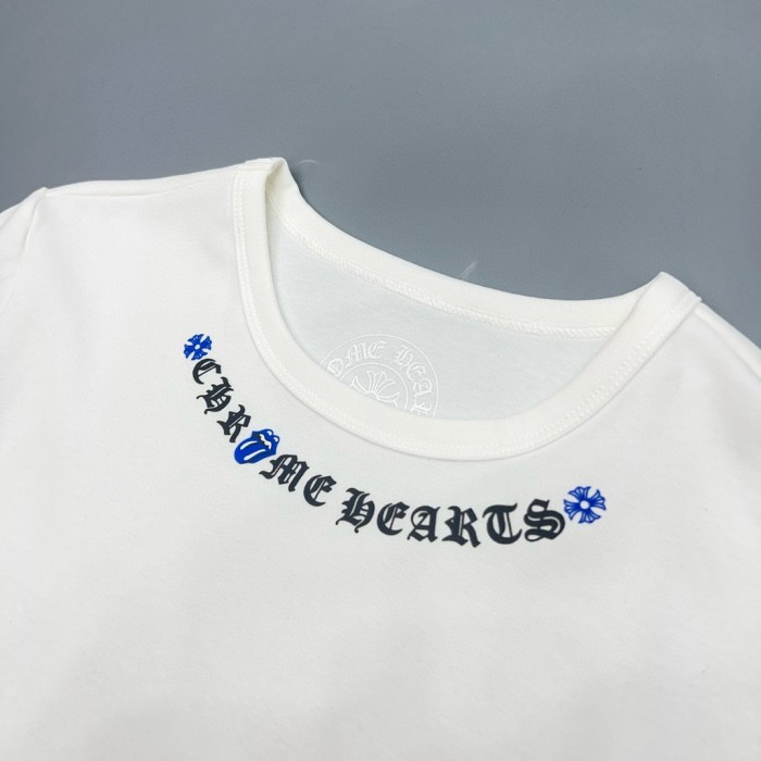 1:1 quality version Tongue Logo & Gothic Letter Neck Print White Cropped T-Shirt 2 colors 29096853