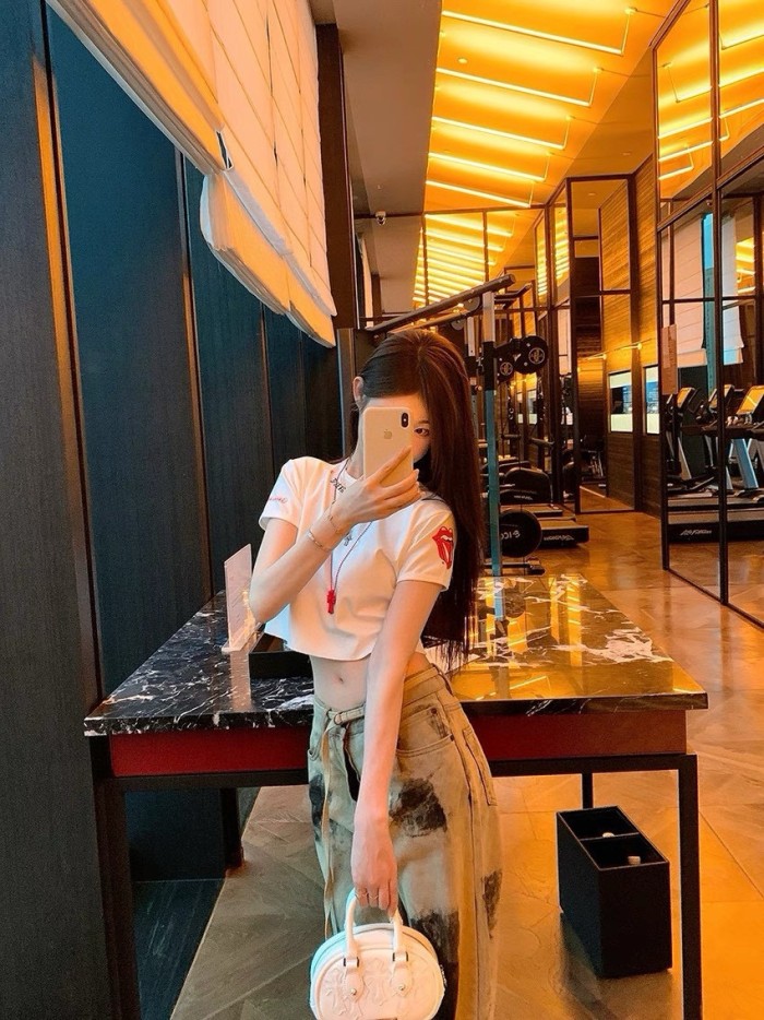 1:1 quality version Tongue Logo & Gothic Letter Neck Print White Cropped T-Shirt 2 colors 29096853