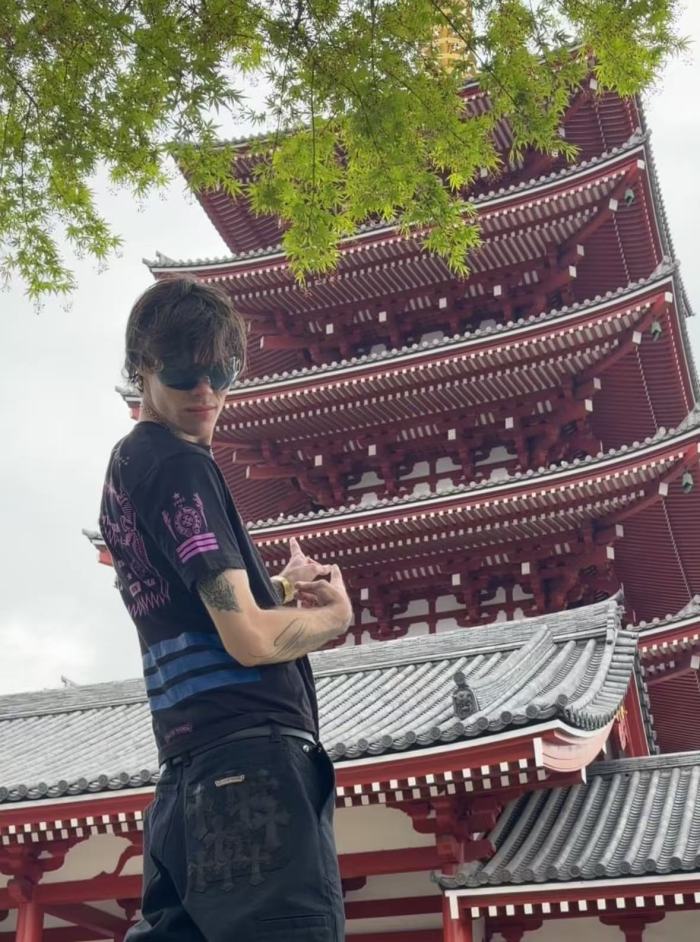 1:1 quality version Static In The Signal Pink & Purple Gradient Skeleton Cross Sound Wave Print T-Shirt 29093646