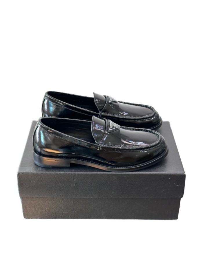 1:1 quality version Enamel Metal Triangle Logo Classic Loafers 2 colors 28899675