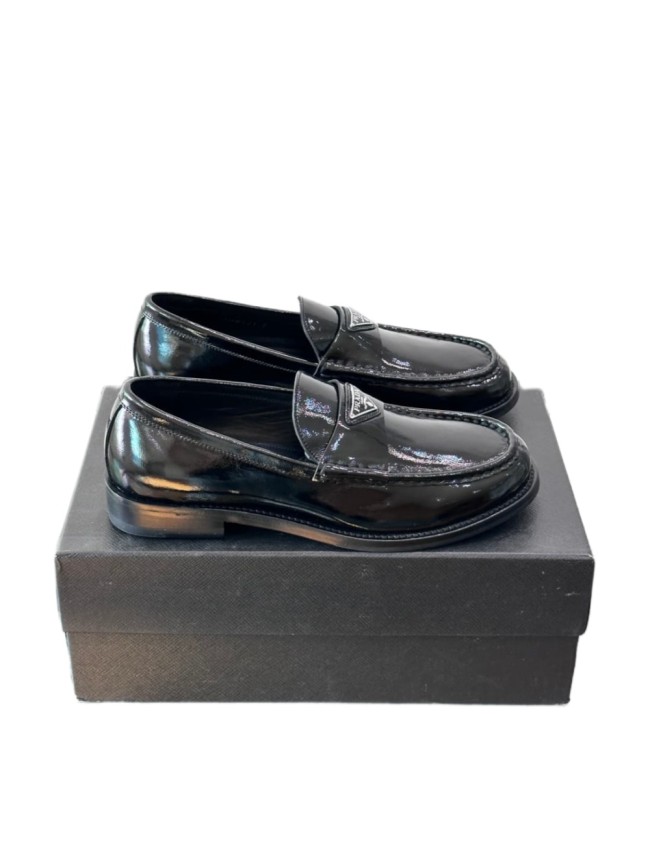 1:1 quality version Enamel Metal Triangle Logo Classic Loafers 2 colors 28899675