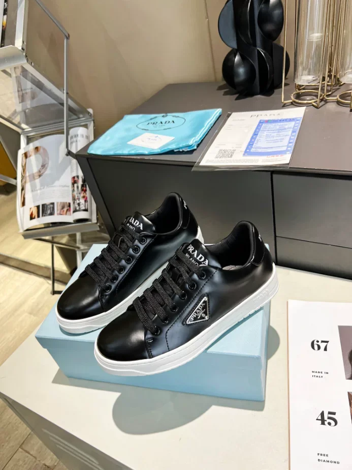 PR@DA@ DOWNTOWN BRUSHED LEATHER SNEAKERS   PRD036