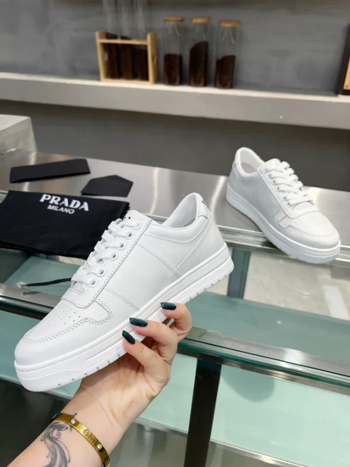 PR@DA@ DOWNTOWN BRUSHED LEATHER SNEAKERS   PRD035