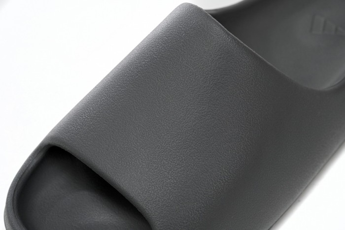 A Y**zy Slide Granite ID4132