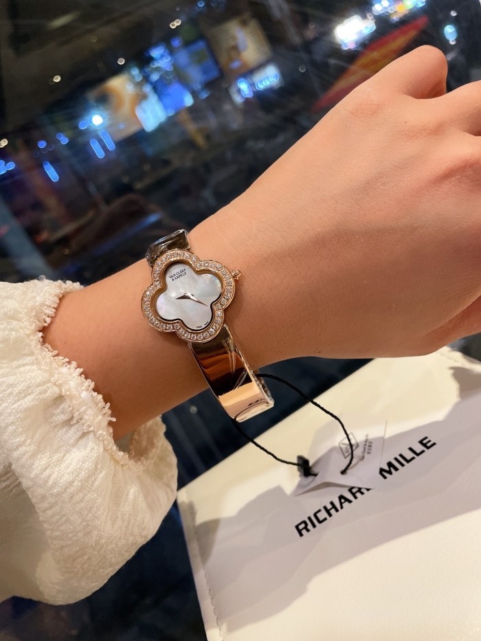 Four-Leaf Clover Quartz Movement Watch 5 colors 28762996