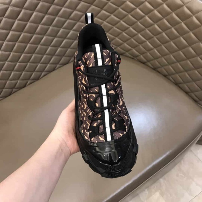 BURB5RRY MONOGRAM PRINT ARTHUR SNEAKERS   BBR033