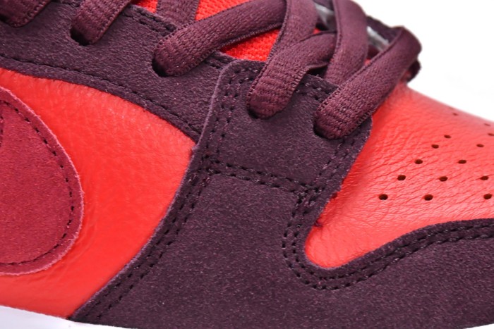 N  SB Dunk Low Cherry DM0807-600