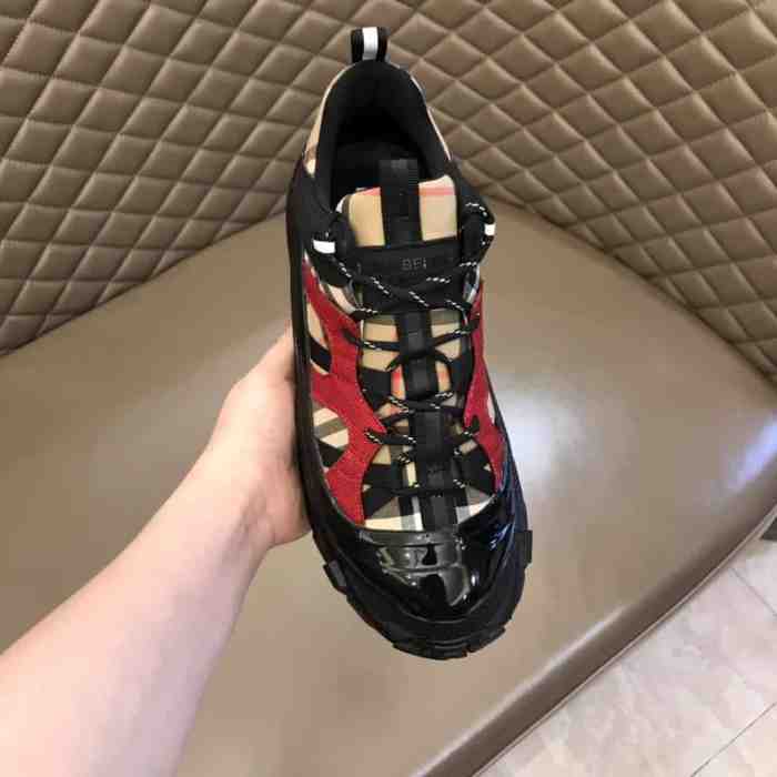 BURB5RRY VINTAGE CHECK ARTHUR SNEAKERS   BBR34