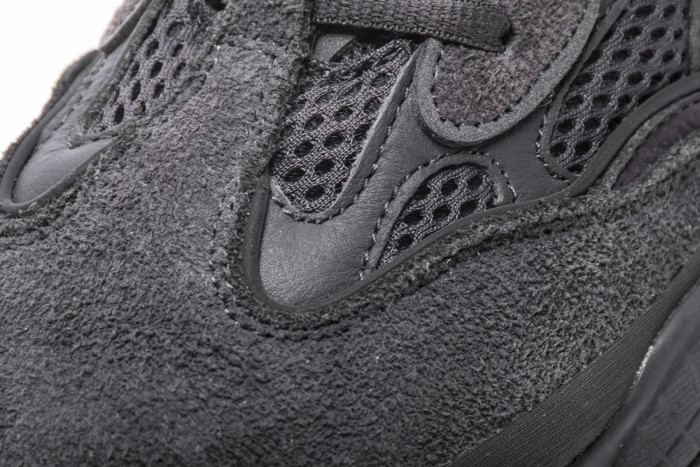 A  Y**zy 500 Utility Black F36640