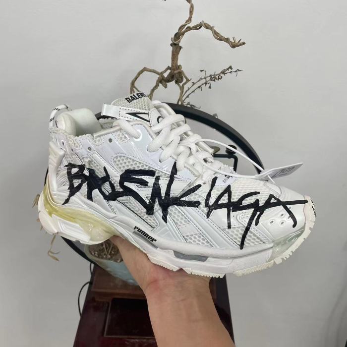 1:1 quality version B Runner Graffiti Mesh Series Low-Top Shoes 28630931