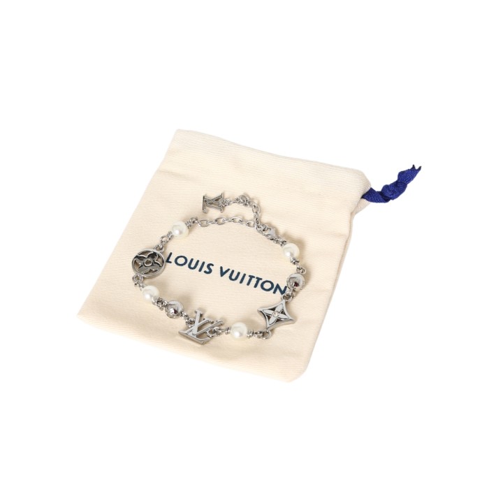 28143288 White Pearl Bracelet