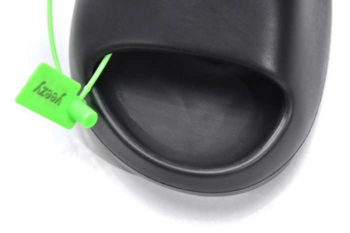 A Y**zy Slide Black FX0495