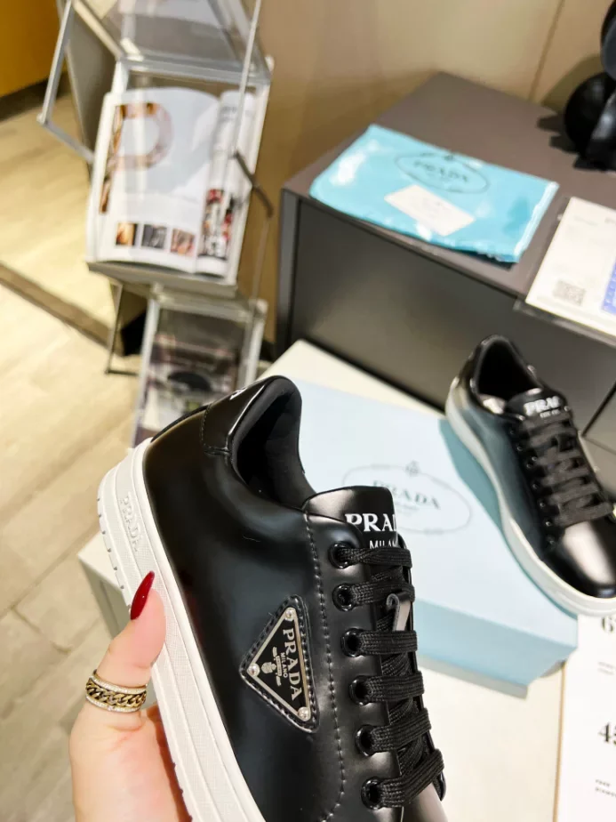 PR@DA@ DOWNTOWN BRUSHED LEATHER SNEAKERS   PRD036