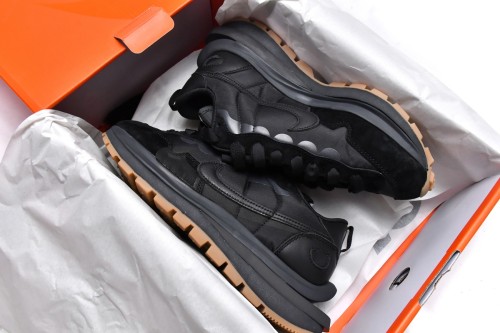 N Vaporwaffle sacai Black Gum DD1875-001