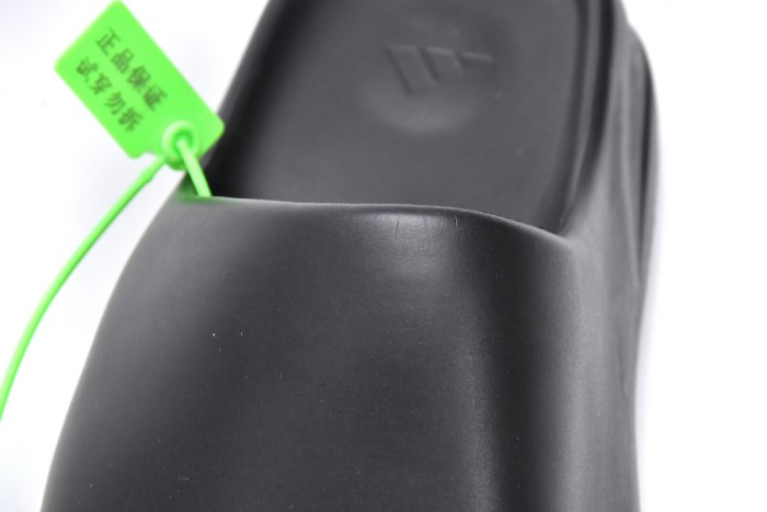A Y**zy Slide Black FX0495