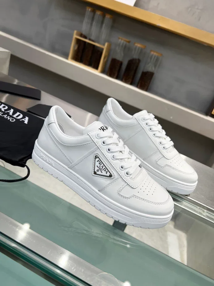 PR@DA@ DOWNTOWN BRUSHED LEATHER SNEAKERS   PRD035