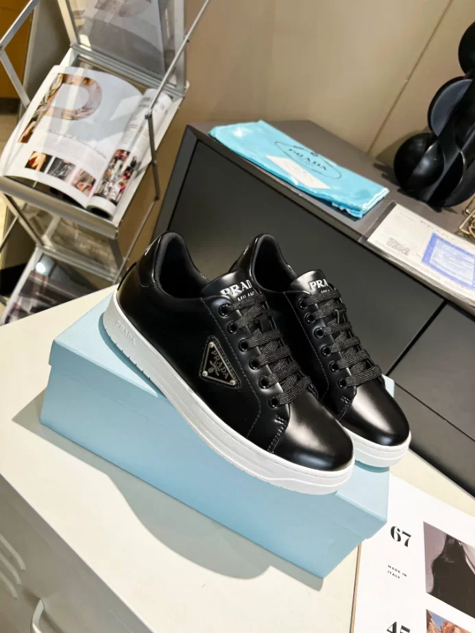 PR@DA@ DOWNTOWN BRUSHED LEATHER SNEAKERS   PRD036