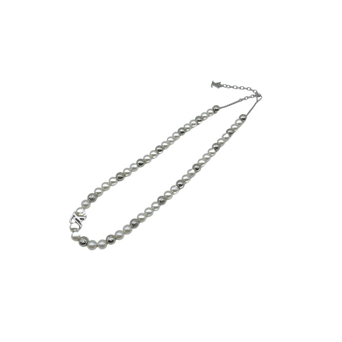Reflective pearl floral necklace