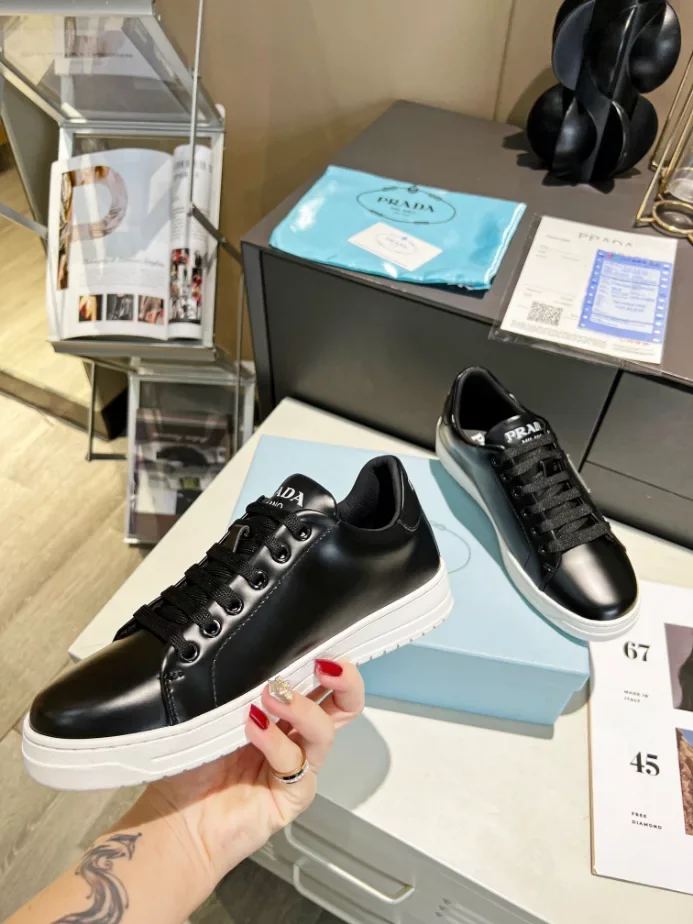 PR@DA@ DOWNTOWN BRUSHED LEATHER SNEAKERS   PRD036