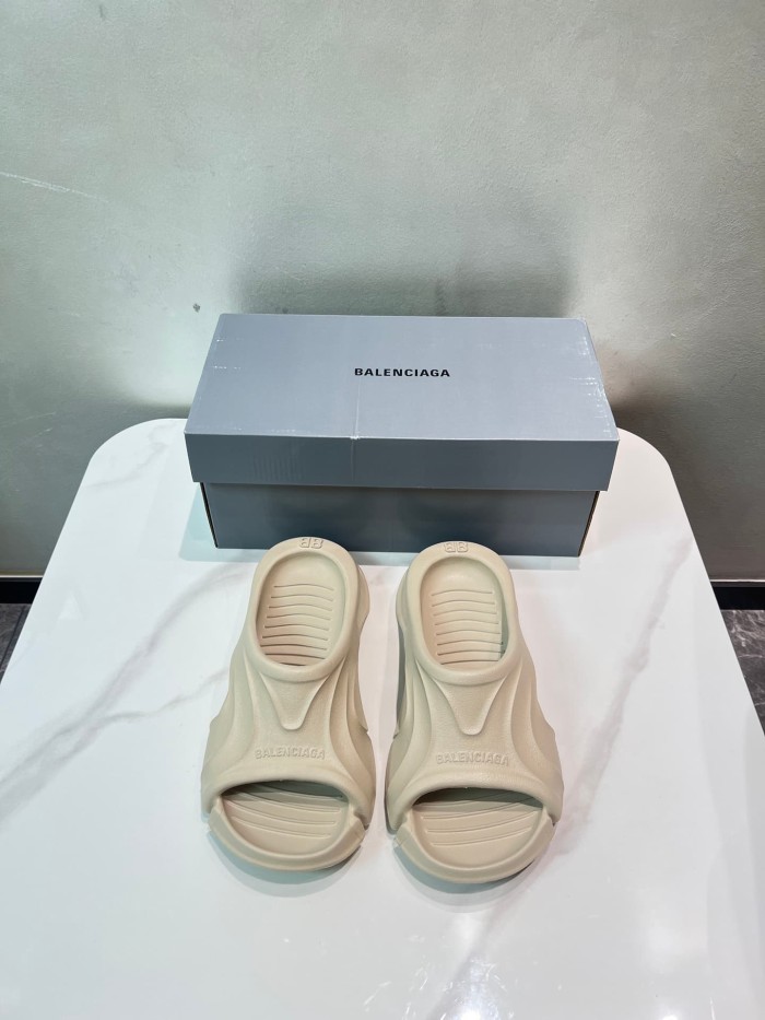 1:1 quality version Summer Beach Water-Friendly Versatile Casual Slippers 3 colors 29027290