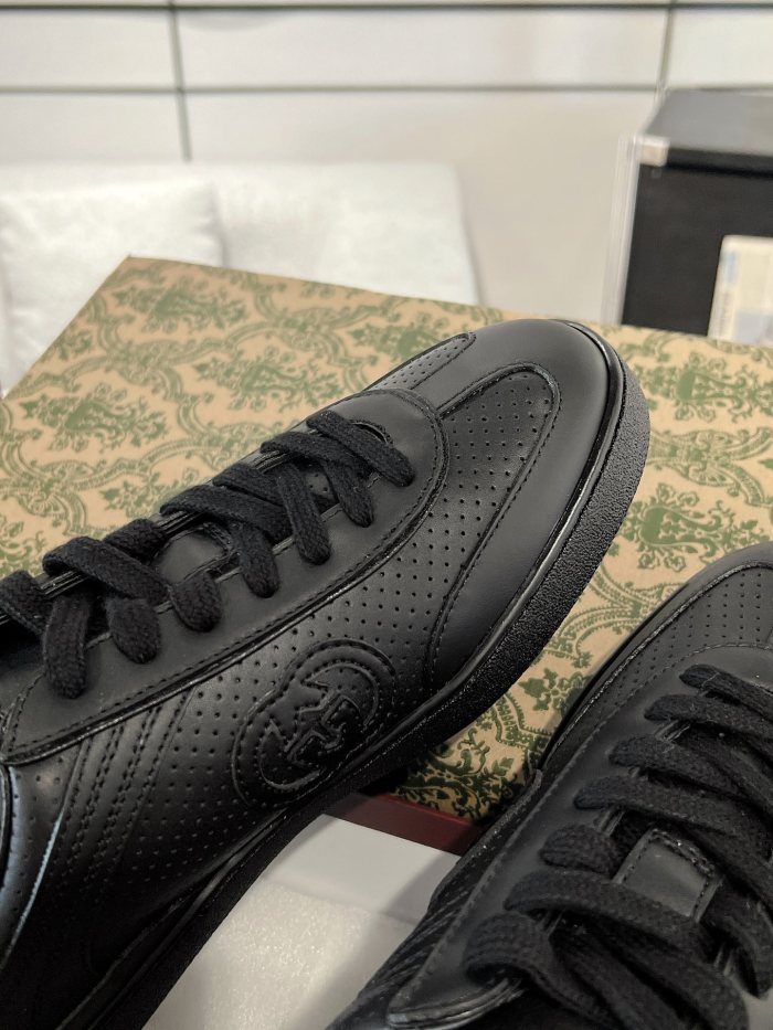 1:1 quality version Black Leather Perforated Low Top Sneakers 28974171