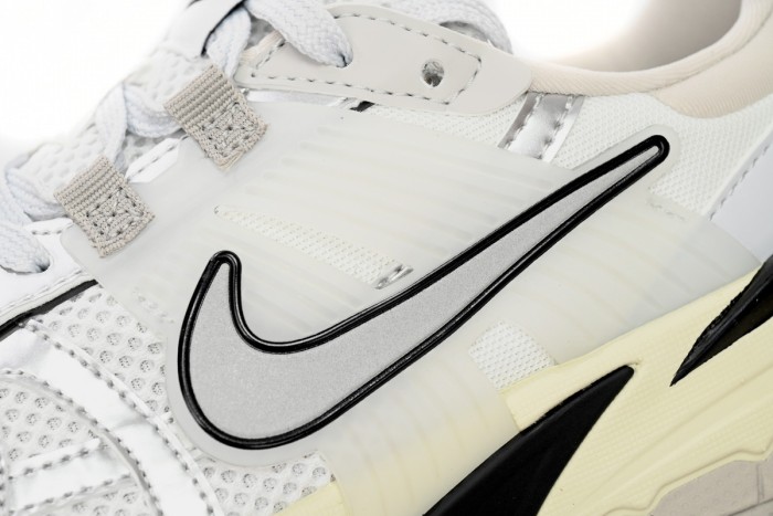N  V2K Run Summit White Metallic Silver FD0736-100