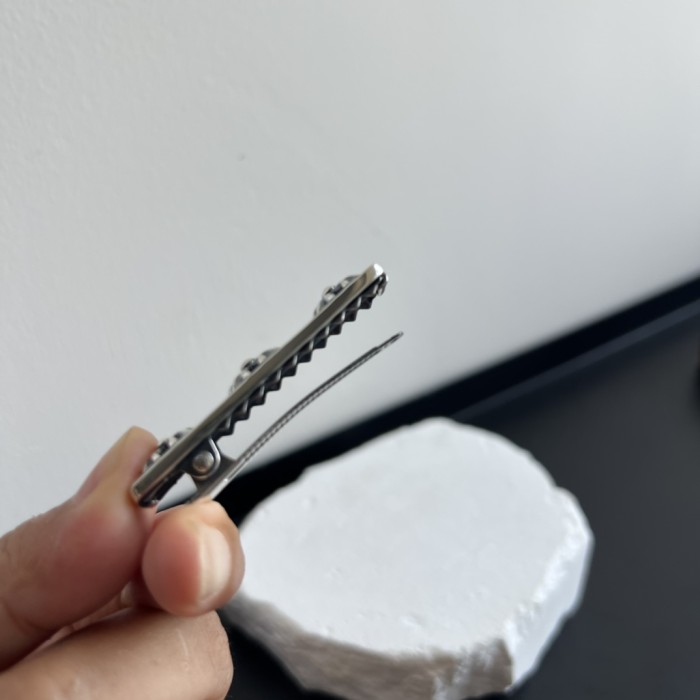 Cross hair clip