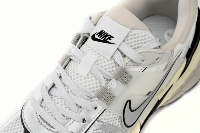 N  V2K Run Summit White Metallic Silver FD0736-100