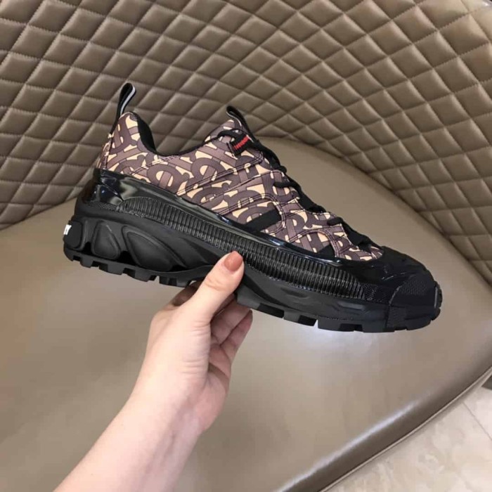 BURB5RRY MONOGRAM PRINT ARTHUR SNEAKERS   BBR033