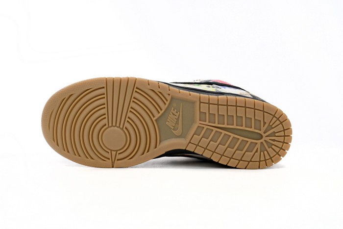 N  SB Dunk Low × Supreme “Rammellzee” FD8778-001