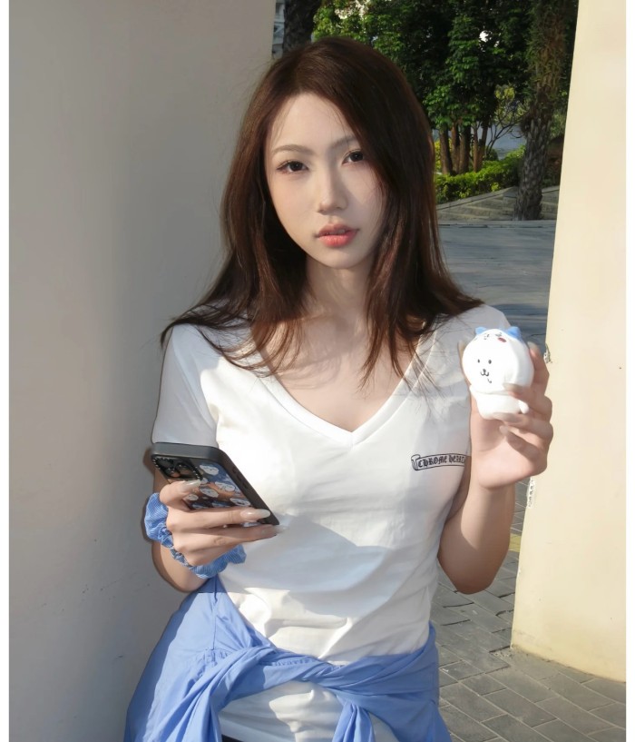 1:1 quality version 28088599 Limited Red Letter Print V-Neck Tee 2 colors for girls