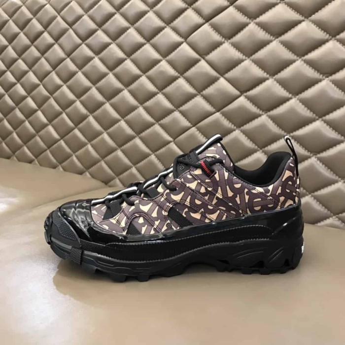 BURB5RRY MONOGRAM PRINT ARTHUR SNEAKERS   BBR033