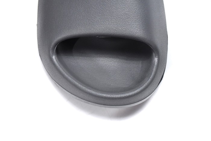 A Y**zy Slide Onyx HQ6448