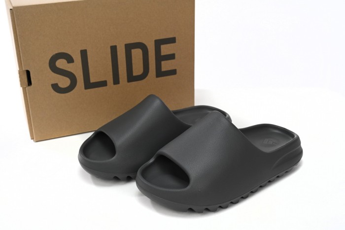 A Y**zy Slide Granite ID4132