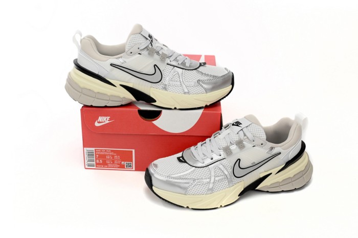 N  V2K Run Summit White Metallic Silver FD0736-100