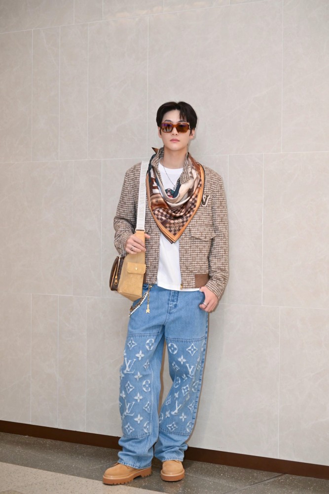 1:1 quality version Boxy White Logo Embroidered Jeans 28687463