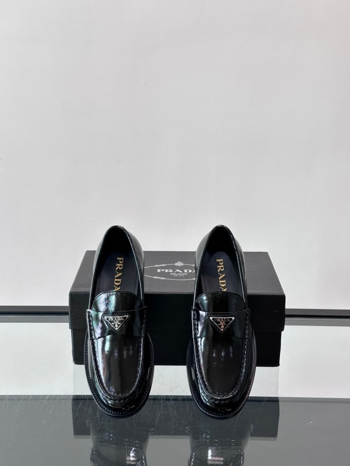 1:1 quality version Enamel Metal Triangle Logo Classic Loafers 2 colors 28899675