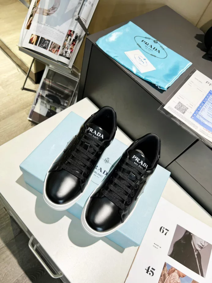 PR@DA@ DOWNTOWN BRUSHED LEATHER SNEAKERS   PRD036