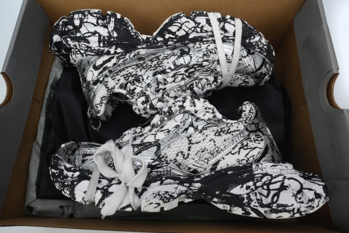 [plus-size shoes] 1:1 quality version 3XL Black White Graffiti Worn-Effect Low-top Dad Shoes 28997825