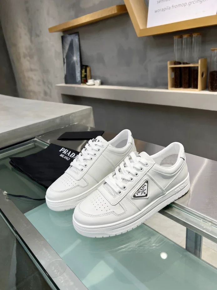 PR@DA@ DOWNTOWN BRUSHED LEATHER SNEAKERS   PRD035