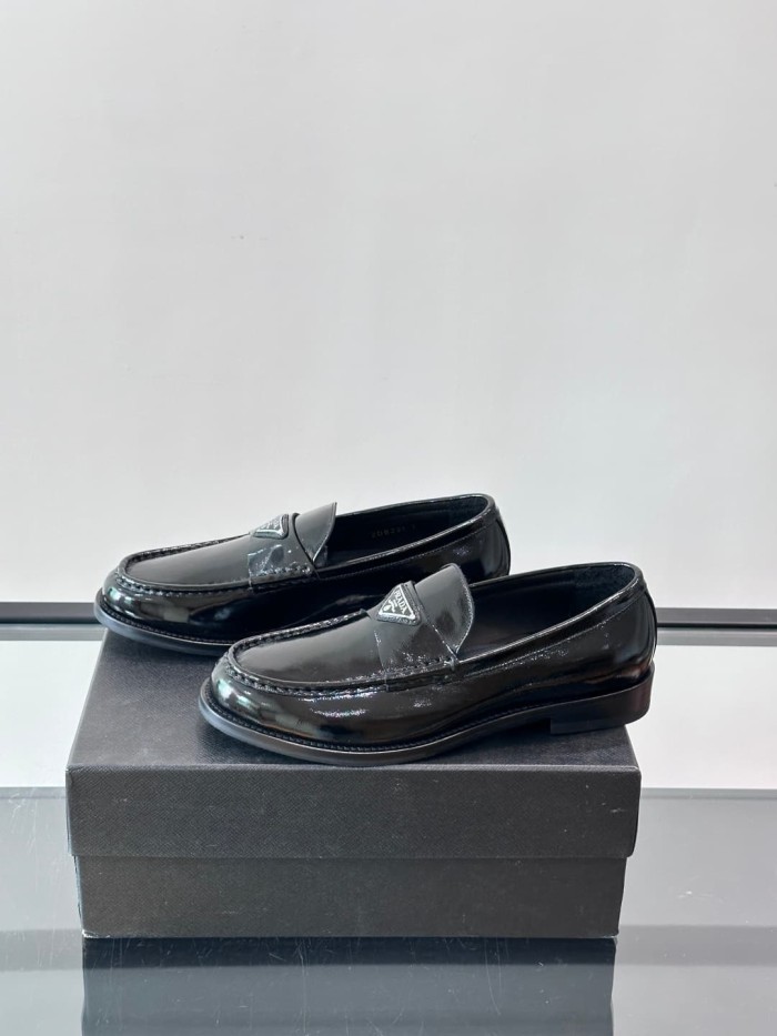 1:1 quality version Enamel Metal Triangle Logo Classic Loafers 2 colors 28899675