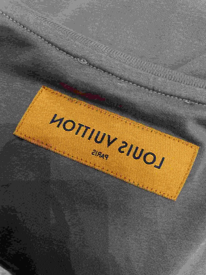 1:1 quality version Three-Dimensional Embossed Logo Crew Neck T-Shirt 28968205