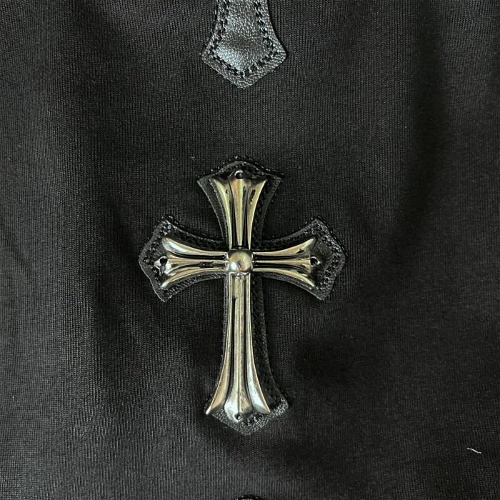Back a vertical row of metal leather cross logo Tee