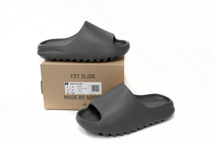 A Y**zy Slide Granite ID4132