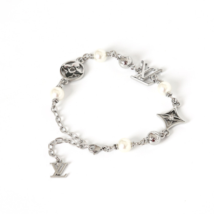 28143288 White Pearl Bracelet