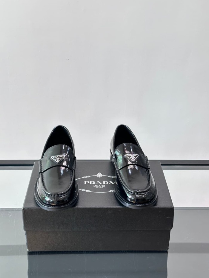 1:1 quality version Enamel Metal Triangle Logo Classic Loafers 2 colors 28899675