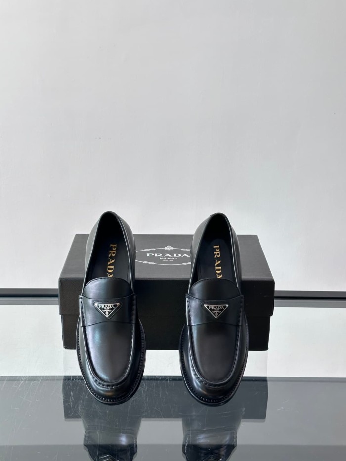 1:1 quality version Enamel Metal Triangle Logo Classic Loafers 2 colors 28899675