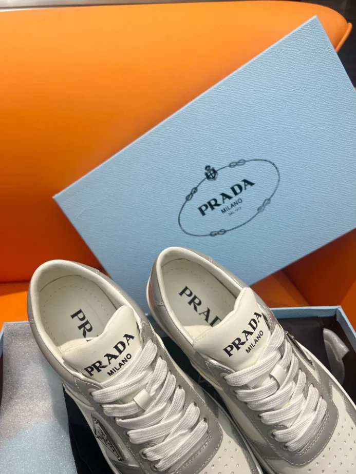 DOWNTOWN LEATHER SNEAKERS IN WHITE AND LACQUER GRAY   PRD009