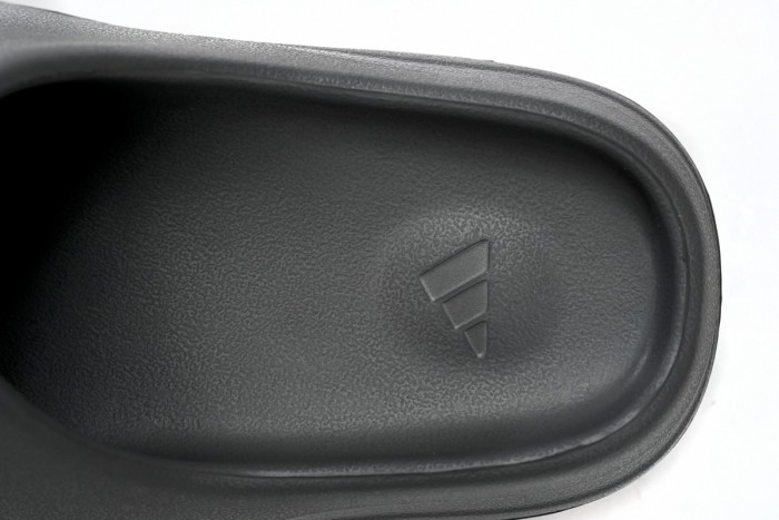 A Y**zy Slide Granite ID4132